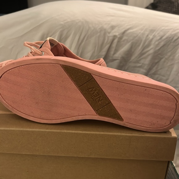 These shoes & laces made entirely out of 100% recycled post-consumer plastic. - Picture 5 of 6